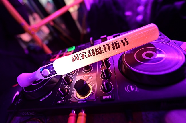 淘宝这辆公交车也太“高能”了！网友：零下二十度，在公交上过高能打折节