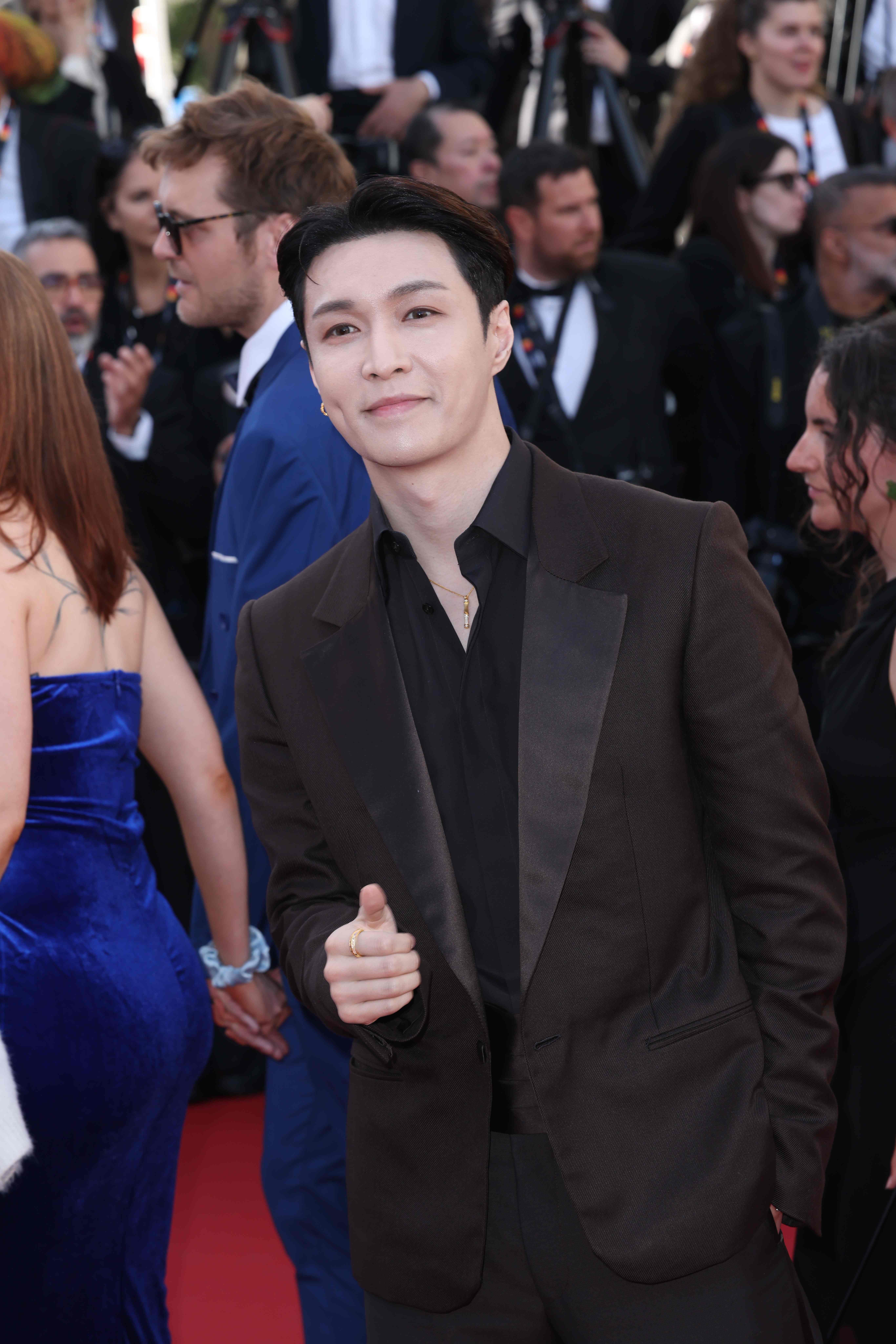 不止惊艳！君佩×张艺兴把中国匠心带上戛纳红毯	